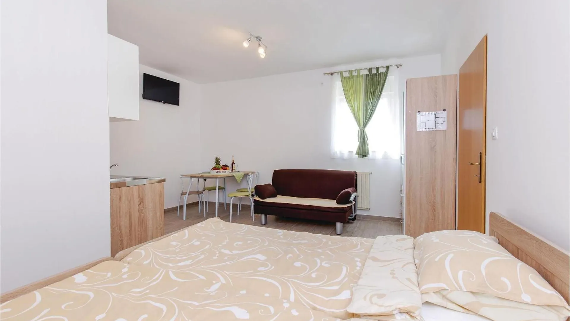Gorgeous Studio In Kukuljanovo With Kitchenette 0*,